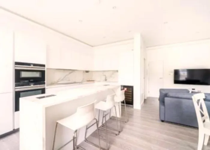 Lovely Bright Apartment By Kensington